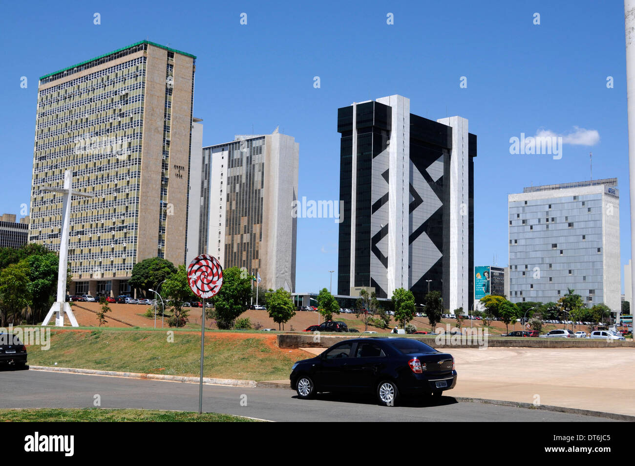 Gebäude der wichtigsten Unternehmensbüros in Brasília. Die Stadt wurde 1960 als Hauptstadt Brasiliens eingeweiht, eine Stadt, die sich durch ihren weißen, modernen Bogen auszeichnet Stockfoto