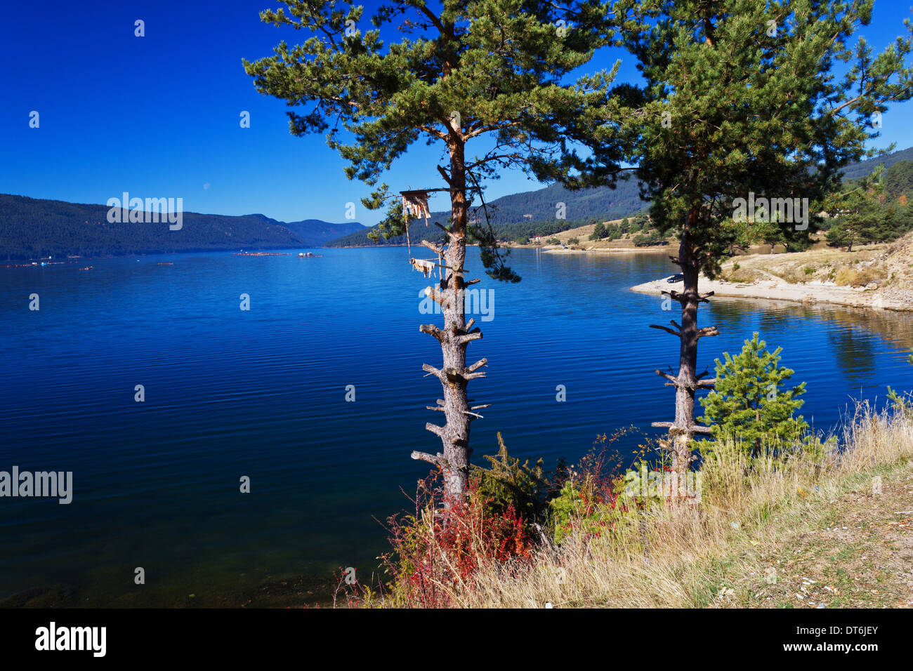 Bergsee. Ein Stausee auf dem klaren, blauen Himmelshintergrund. Stockfoto