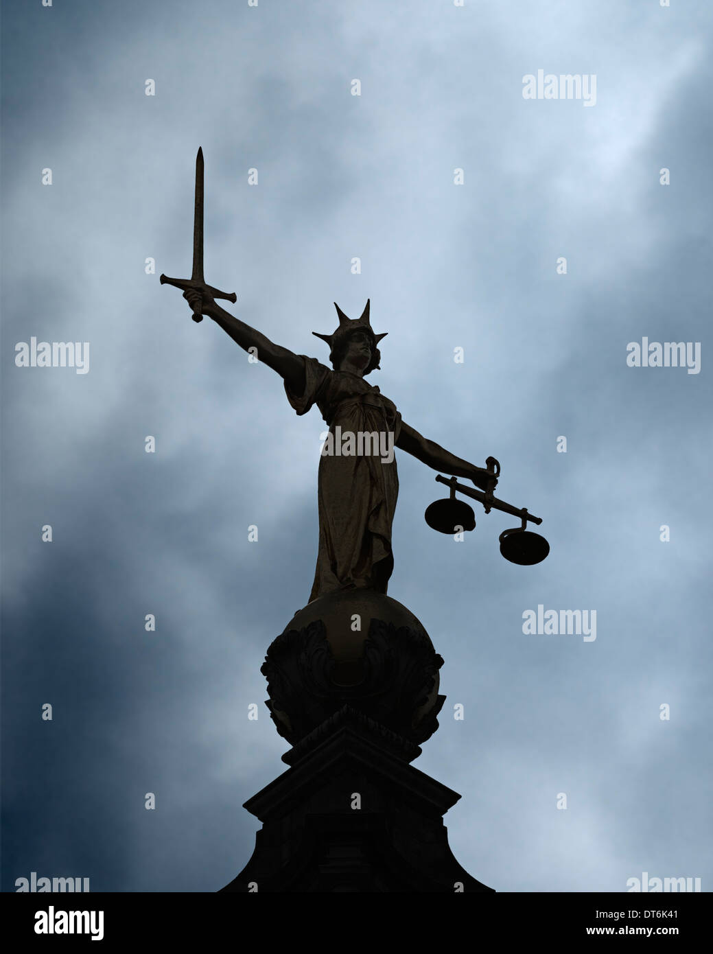 Old Bailey Statue der Justitia, Silhouette gegen einen stürmischen Himmel. Central Criminal Court, London, Vereinigtes Königreich. Stockfoto