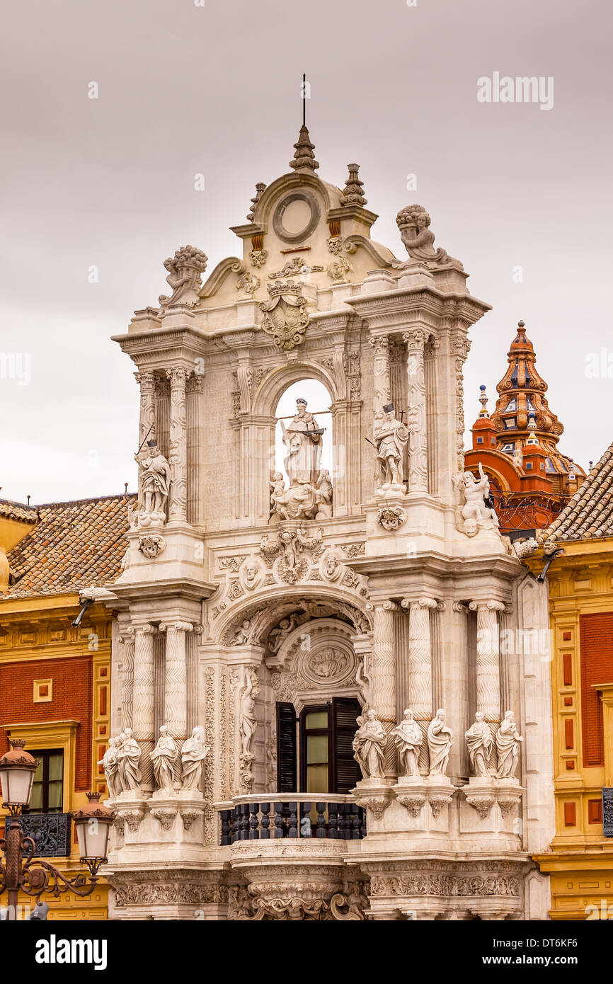 Palast von San Telmo andalusischen Präsident Büro St James Statuen Sevilla Andalusien Spanien. Erbaut im Jahre 1682. Stockfoto