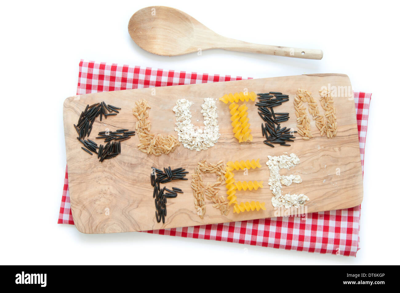 Gluten freie Körner einschließlich Reis basierte Pasta und Hafer über ein Schneidebrett Stockfoto