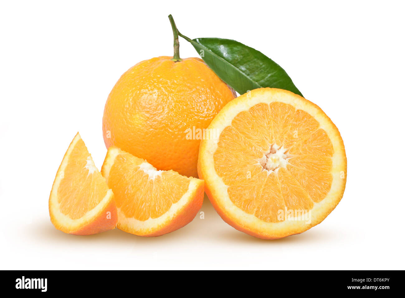 reifer Orangen mit einem grünen Blatt auf weißem Hintergrund Stockfoto