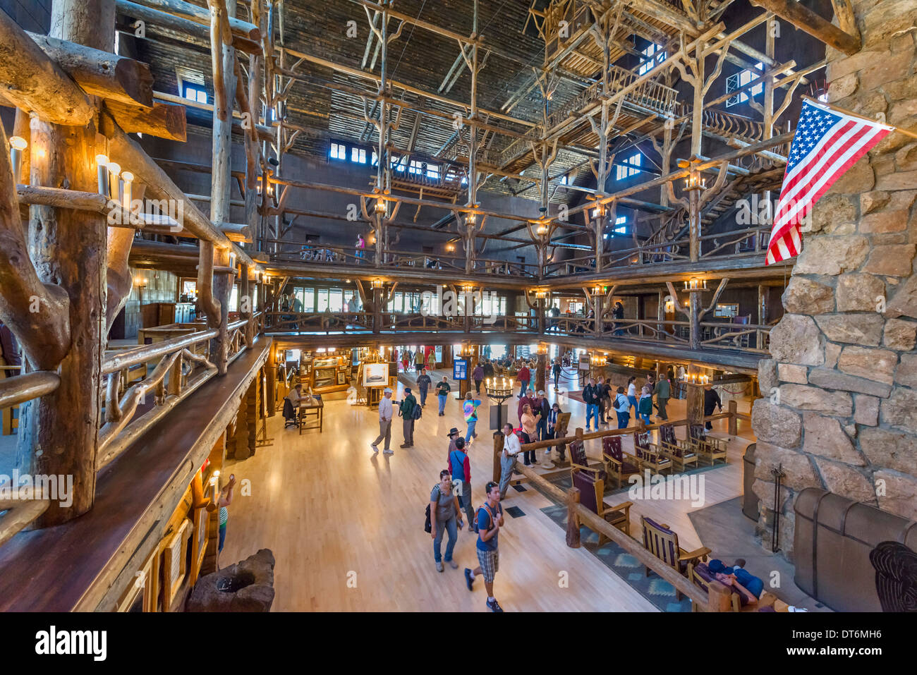 Lobby des historischen Old Faithful Inn, Upper Geyser Basin, Yellowstone-Nationalpark, Wyoming, USA Stockfoto