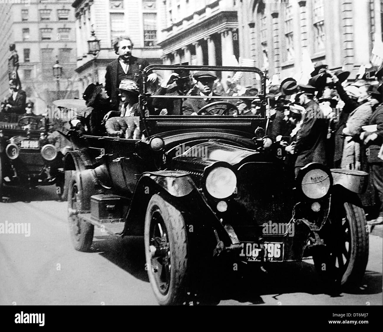 Deutsch-US-amerikanischer Physiker ALBERT EINSTEIN (1879-1955) wird bei seinem ersten Besuch nach New York im Jahre 1921 begrüßt. Stockfoto