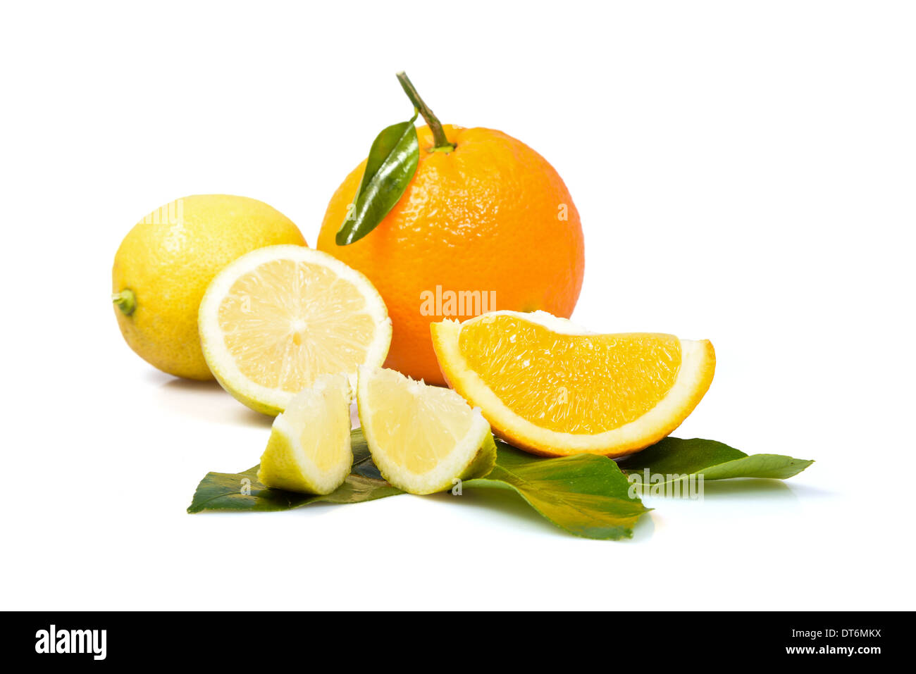 Reife Zitronen und Orangen mit einem grünen Blatt auf weißem Hintergrund Stockfoto