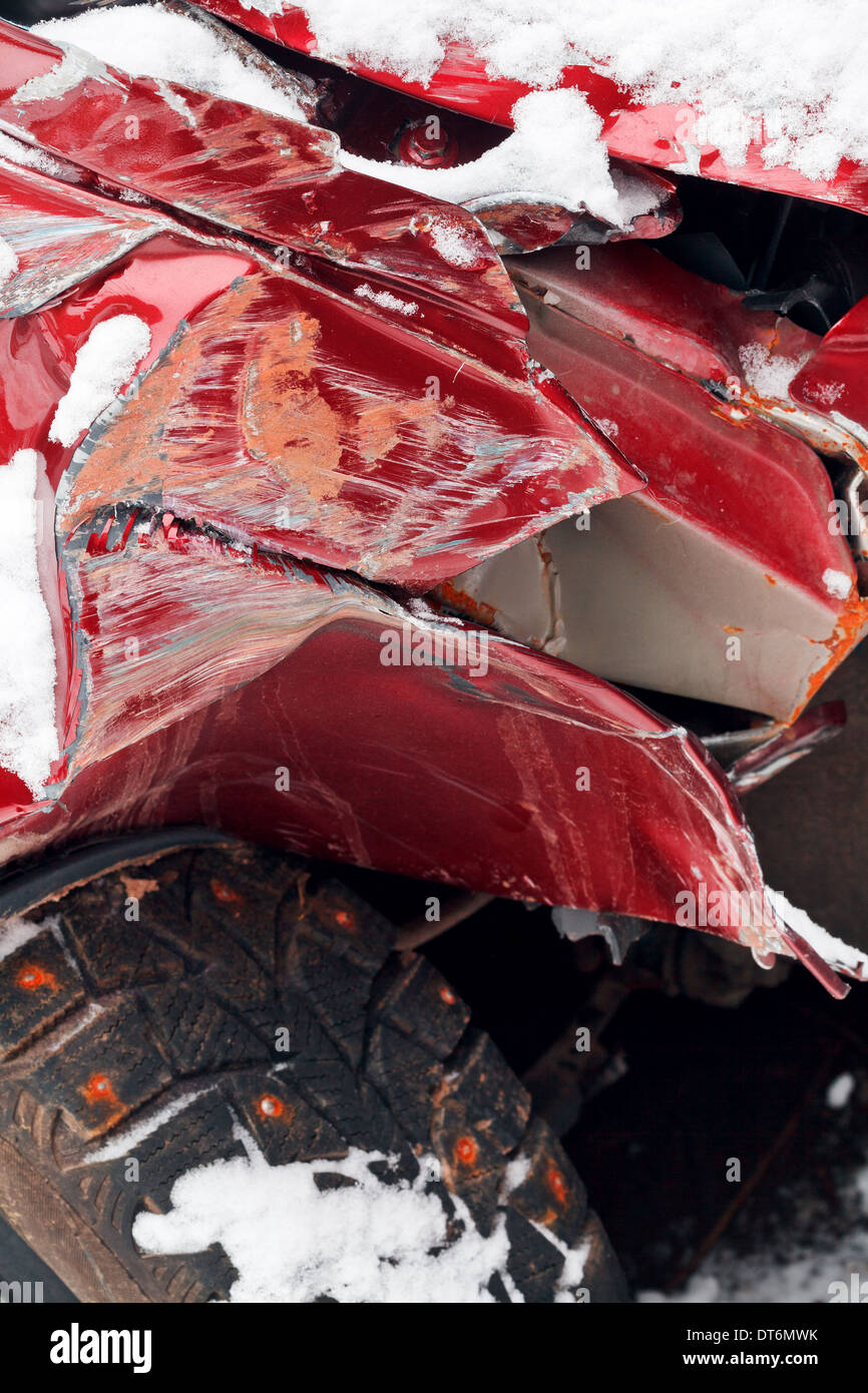 gebrochene Fender und zerknitterte Motorhaube rote Autos nach Verkehrsunfall winter Stockfoto