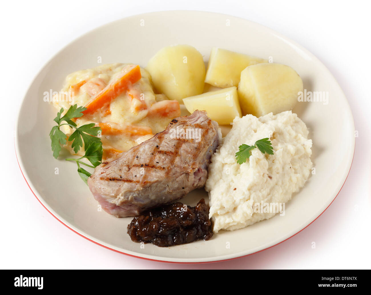 Kalbfleisch-Rumpsteak mit Zwiebel-Marmelade, Sellerie-Püree, Julienne Karotten in einer weißen Soße und Salzkartoffeln, Stockfoto