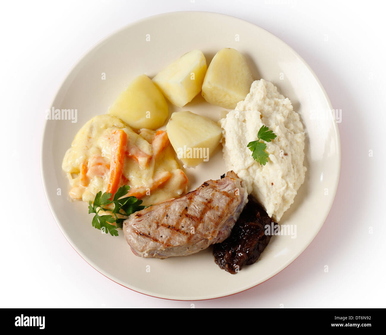 Kalbfleisch-Rumpsteak mit Zwiebel-Marmelade, Sellerie-Püree, Julienne Karotten in einer weißen Soße und Salzkartoffeln Stockfoto