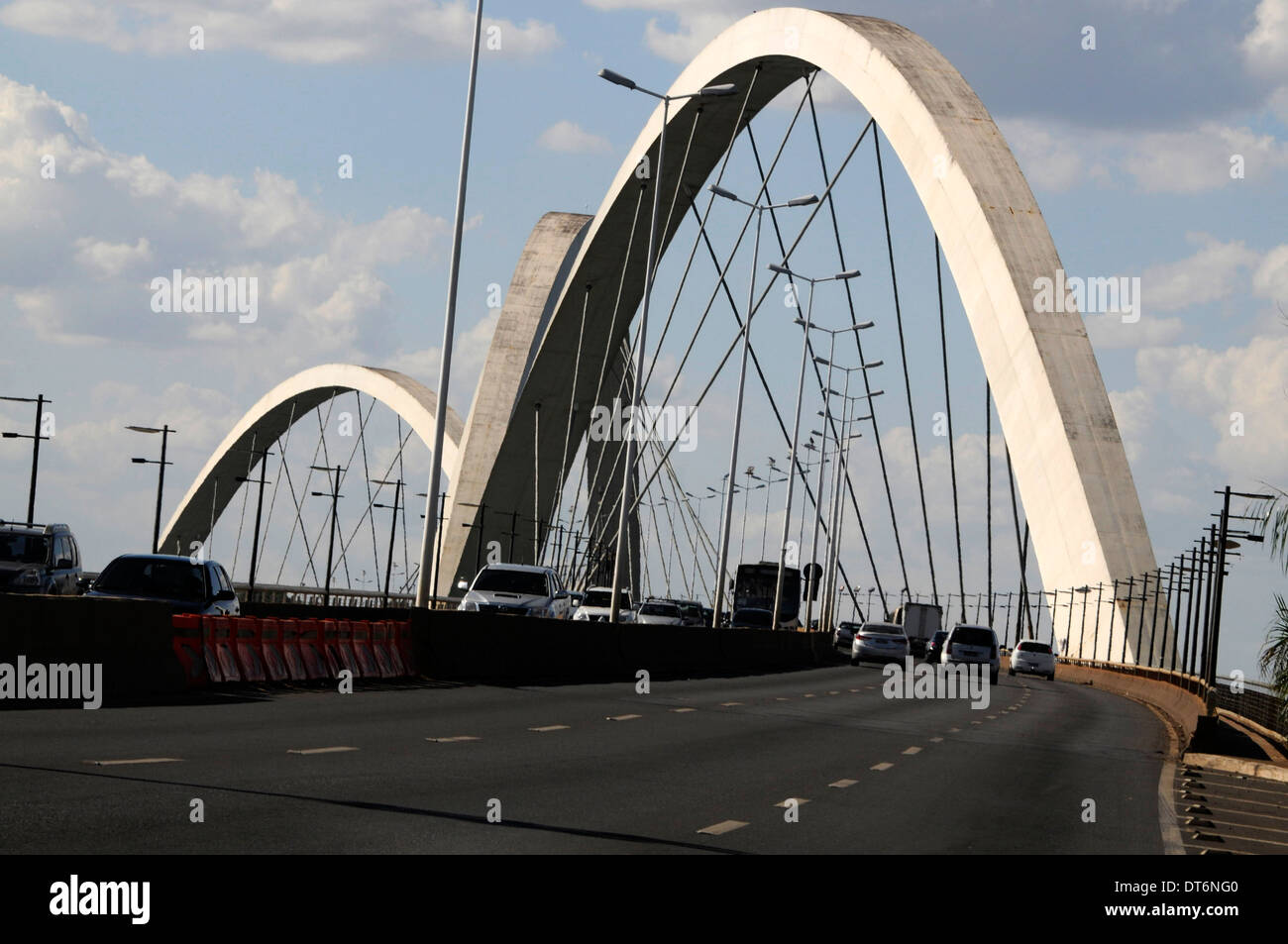 Die Juscelino Kubitschek Brücke, auch bekannt als die Präsident JK Brücke oder die JK Brücke, überspannt den See Paranoa, ein künstlicher See in Brasilia, Brasilien. Stockfoto