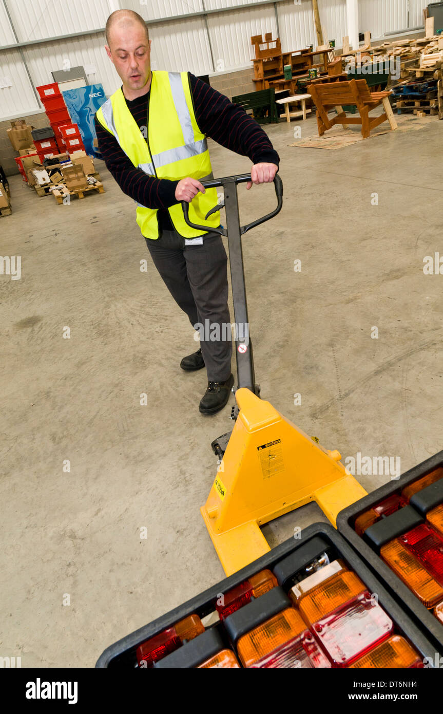 Mann-Betrieb ein Hubwagen Stockfoto