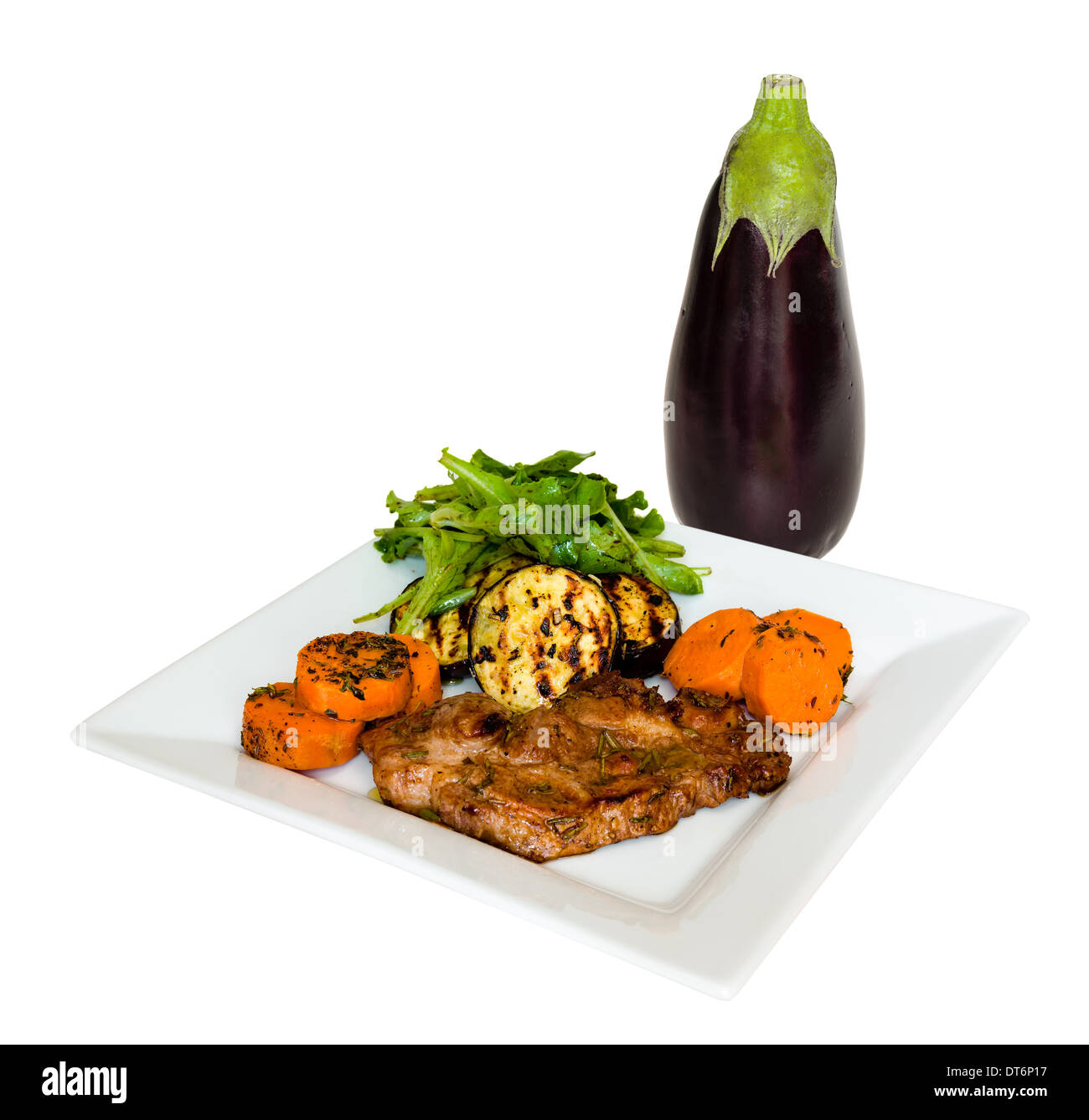 Gegrillte Auberginen und Fleisch, Kartoffel und Salat Stockfoto