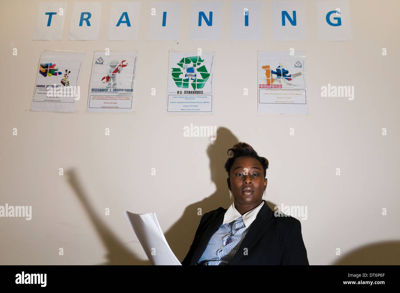 Afro Karibik-Frau, die Durchführung von Schulungen in einem Büro Stockfoto