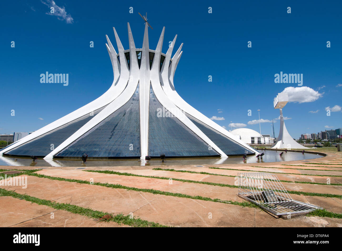 Die Brasilia Metropolitan Cathedral of Our Lady Aparecida (Kathedrale von Brasilia) in Brasilia, Brasilien wurde vom brasilianischen Architekten Oscar Niem entworfen Stockfoto