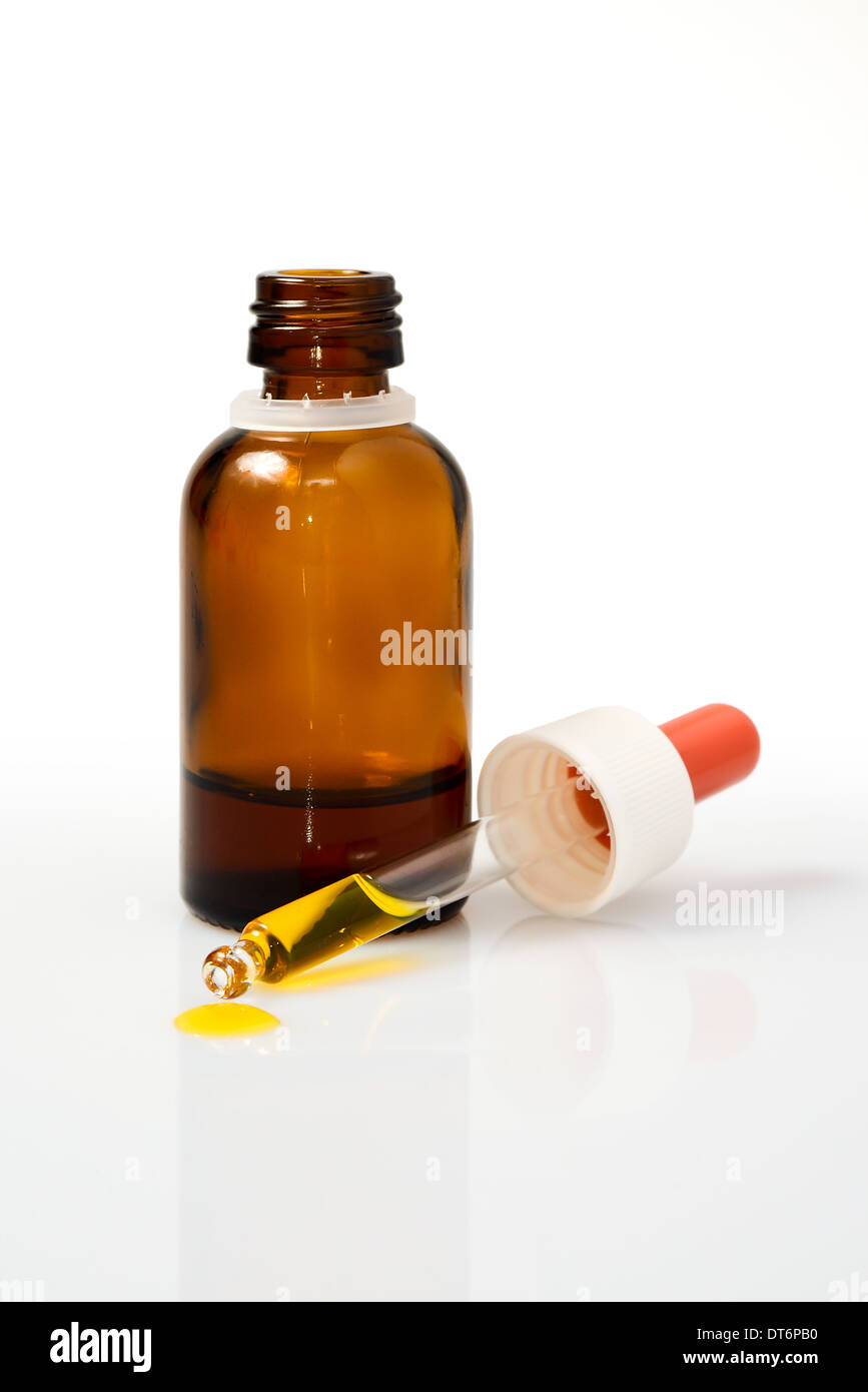Pipette und Flasche auf dem weißen Hintergrund - Medizin oder Wissenschaft Konzept. Stockfoto