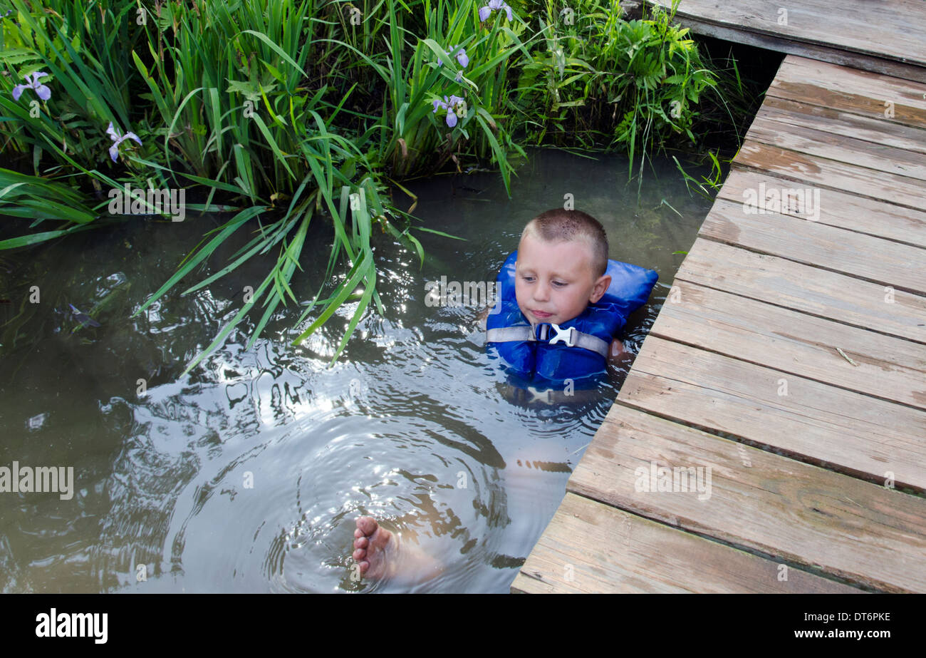 Schwimmweste zum schwimmen Fotos und Bildmaterial in hoher Auflösung