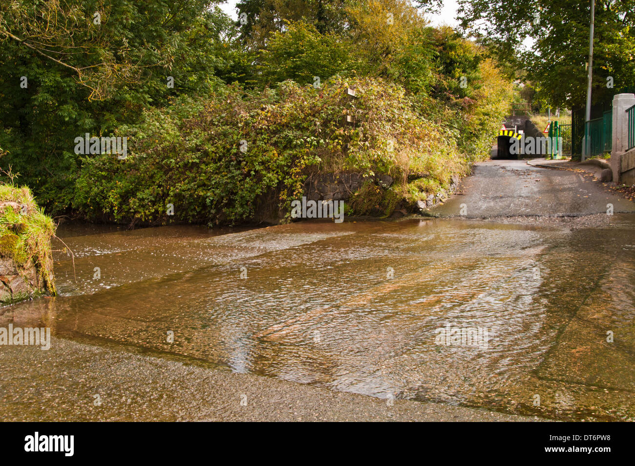 Ford oder auf der Straße einen kleinen Fluss überqueren / stream Stockfoto