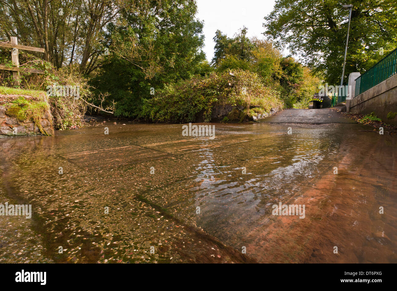 Ford oder auf der Straße einen kleinen Fluss überqueren / stream Stockfoto