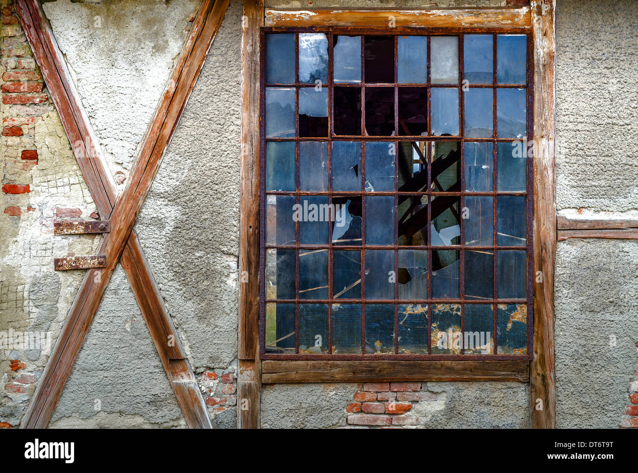 Alten zerbrochenes Fenster in roten Backsteinmauer Stockfoto
