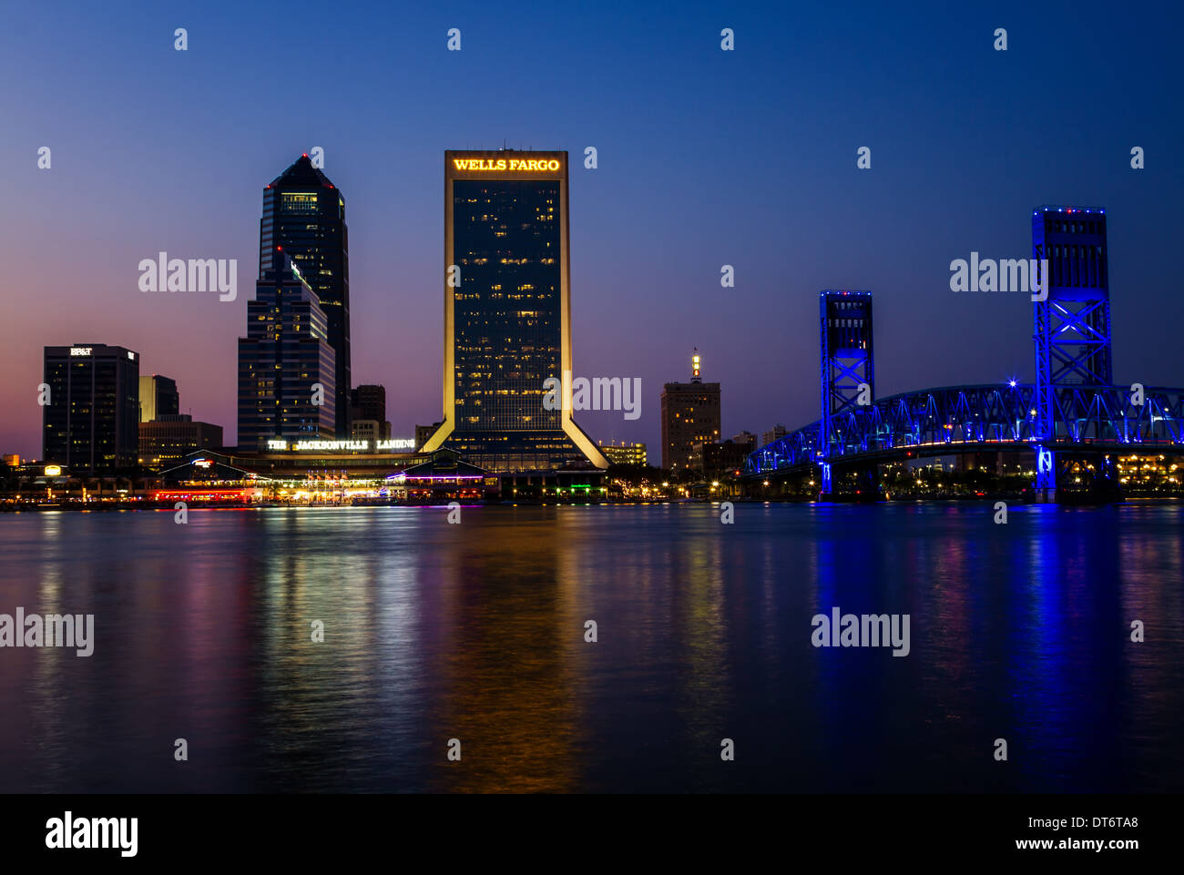Jacksonville, Florida City Skyline in der Dämmerung. Stockfoto