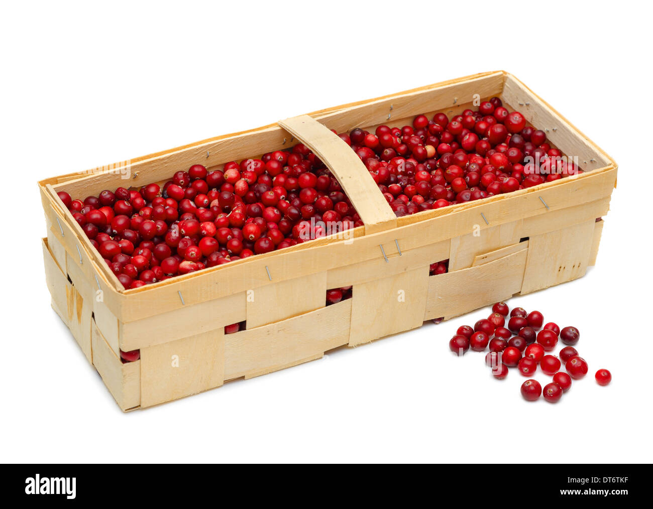 Reife Preiselbeeren in einem hölzernen Korb isoliert auf weißem Hintergrund Stockfoto