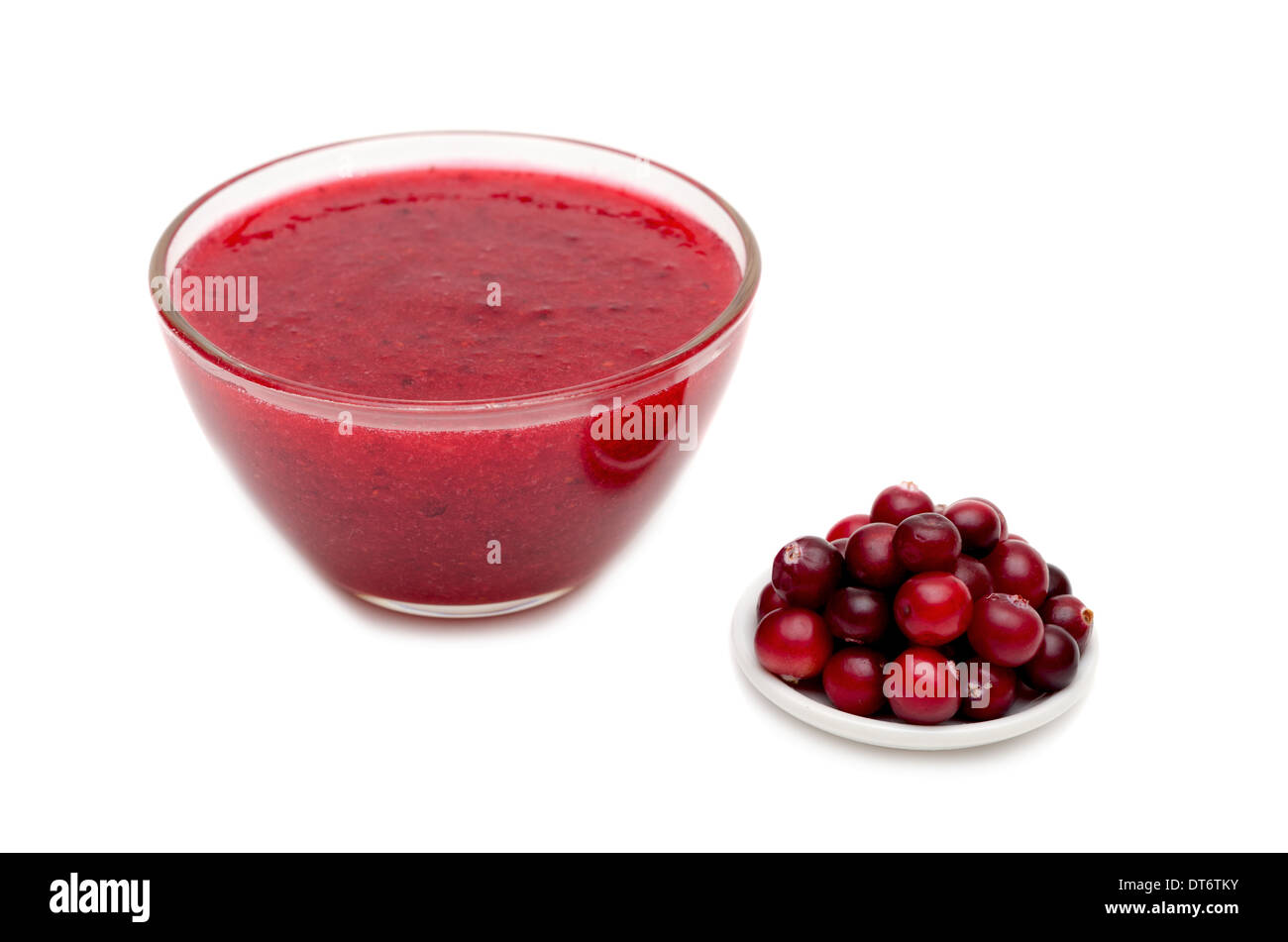 Cranberry-Sauce, Glasschale mit Preiselbeeren, isoliert auf weißem Hintergrund Stockfoto
