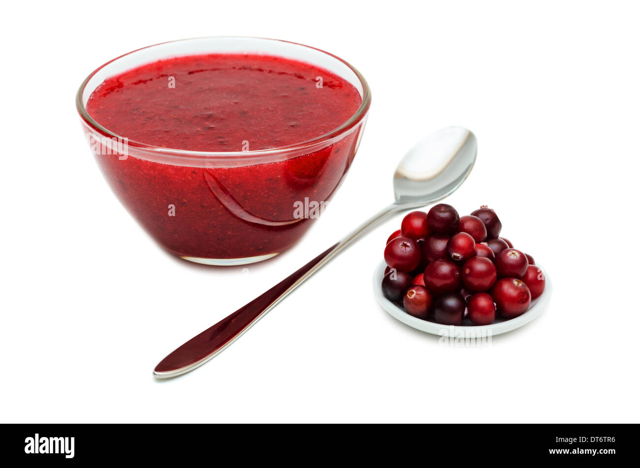 Cranberry-Sauce, Glasschale mit Preiselbeeren, Löffel, isoliert auf weißem Hintergrund Stockfoto