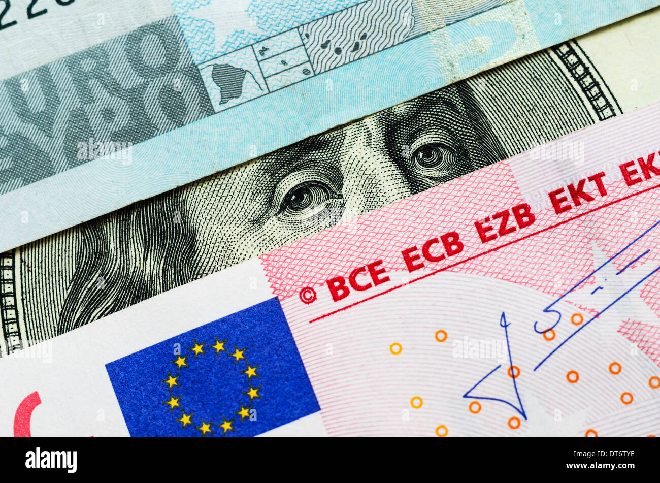 Franklin starren zwischen Euro-Banknoten. Close-up of One Hundred Dollar Bill und EU-Euro-Schein Stockfoto