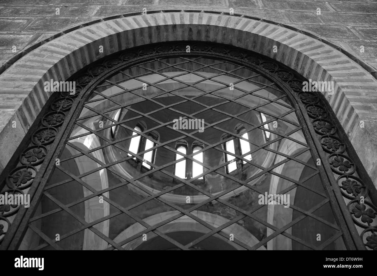 Gewölbte Fenster antike Schmiedearbeiten Muster und Mausoleum Kuppel. Schwarz und weiß. Stockfoto