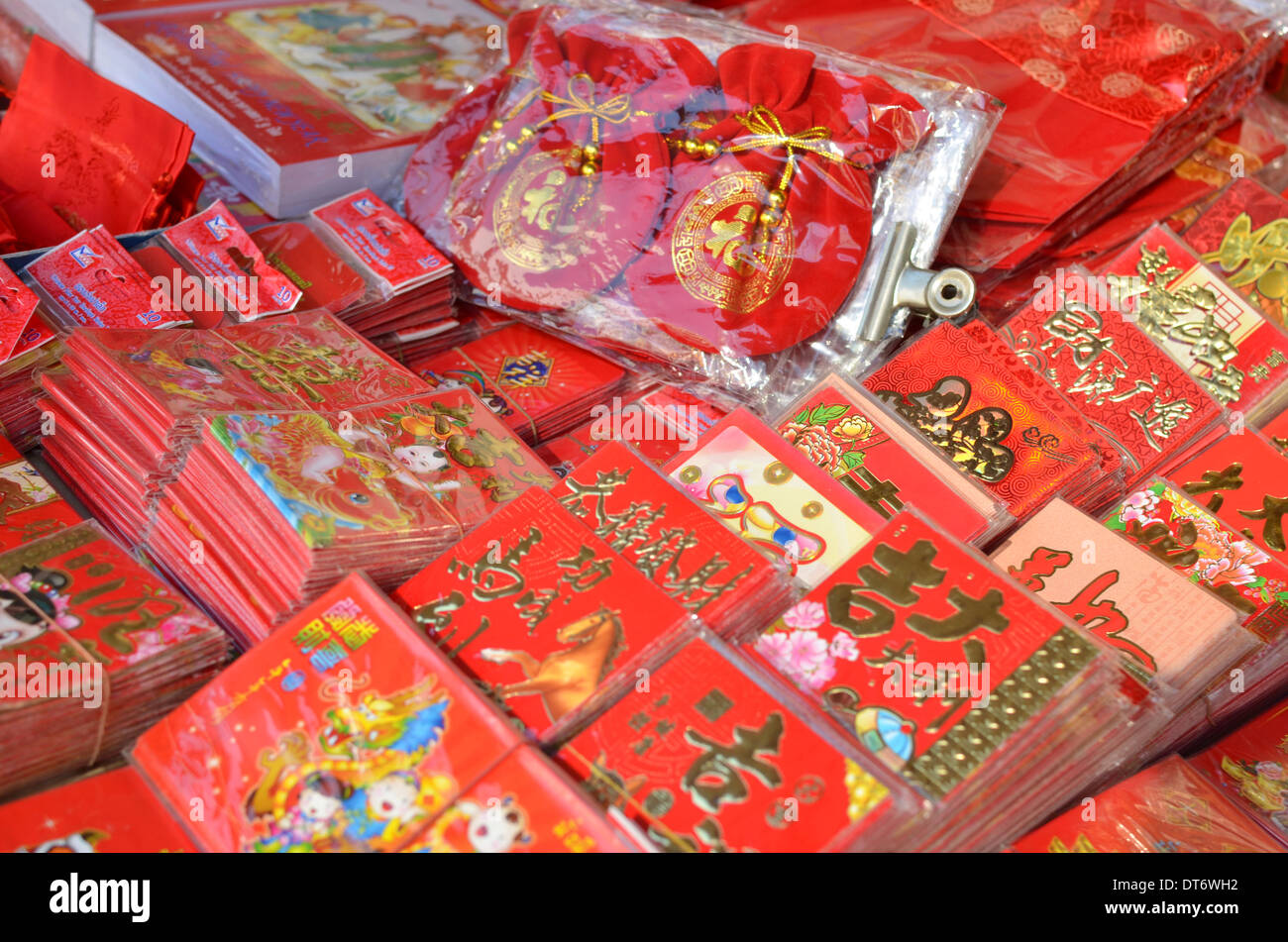 Nahaufnahme des chinesischen Karten und Dekorationen auf einem Stall vor Chinese New Year, Chinatown, Bangkok, Thailand Stockfoto