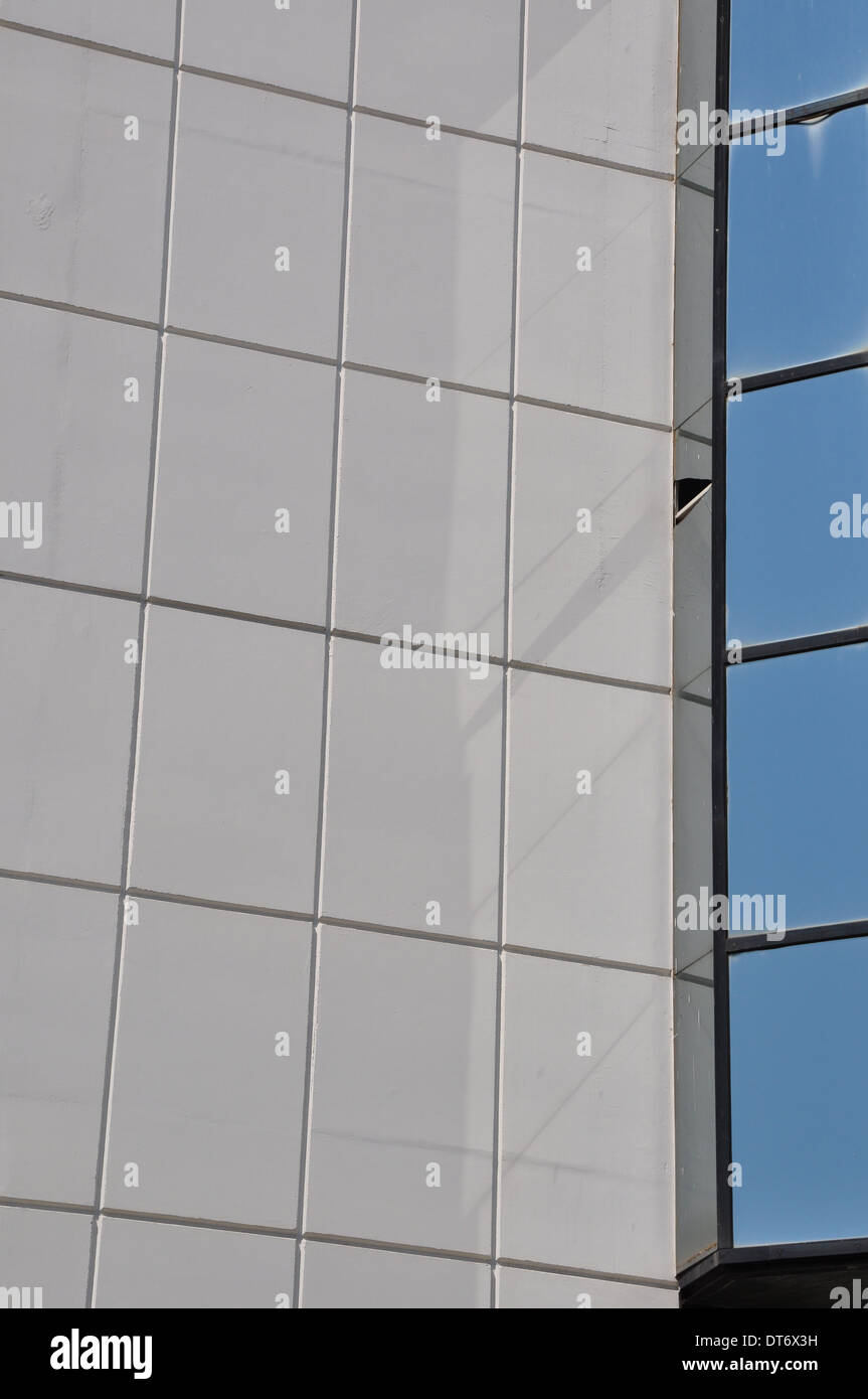 Strukturierte Wand und Fenster modernes Gebäude abstrakte Architekturdetail. Stockfoto