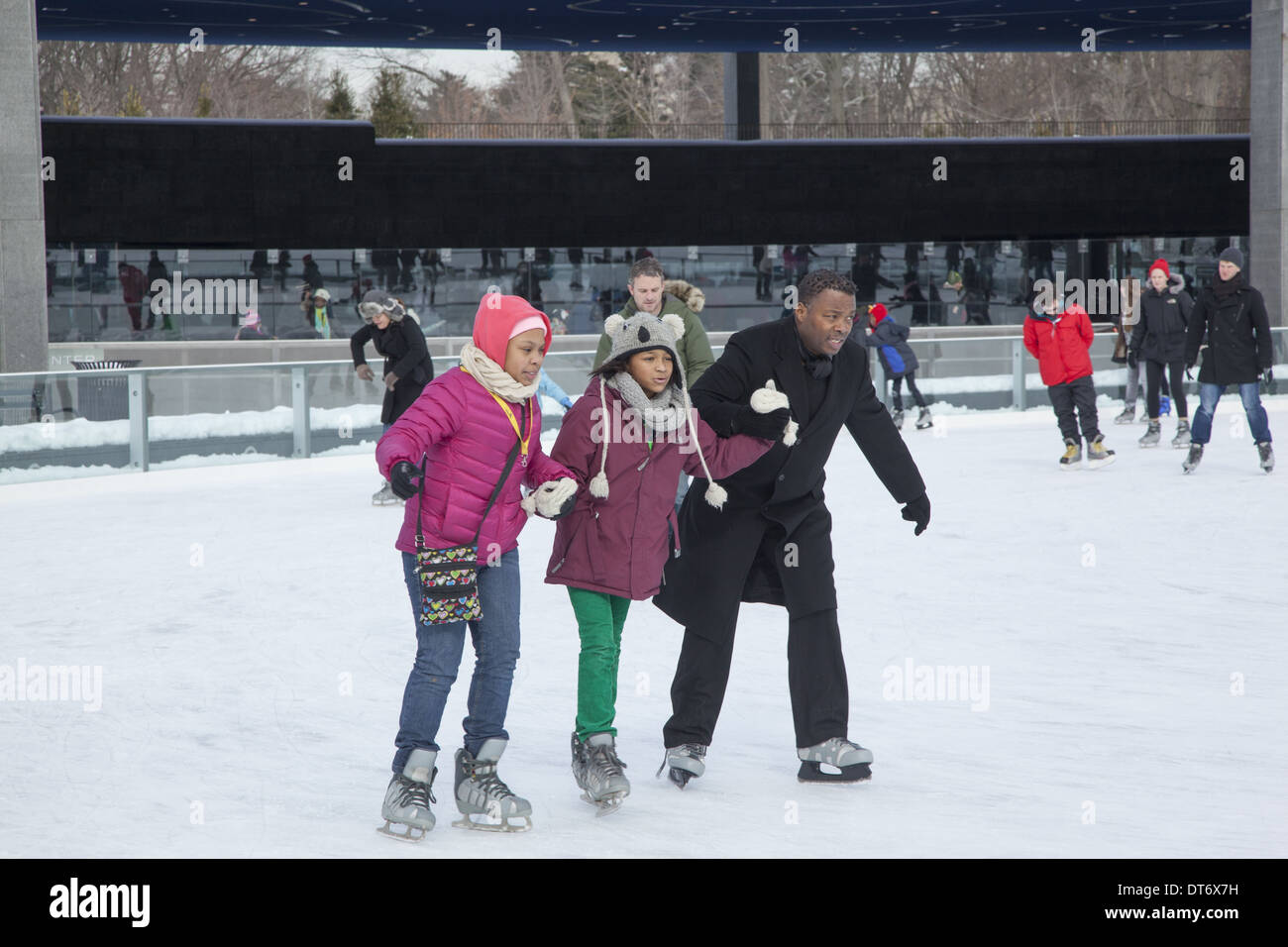 Menschen genießen das Eislaufen im Prospect Park im neuen LeFrak Center am See im Jahr 2014. Stockfoto