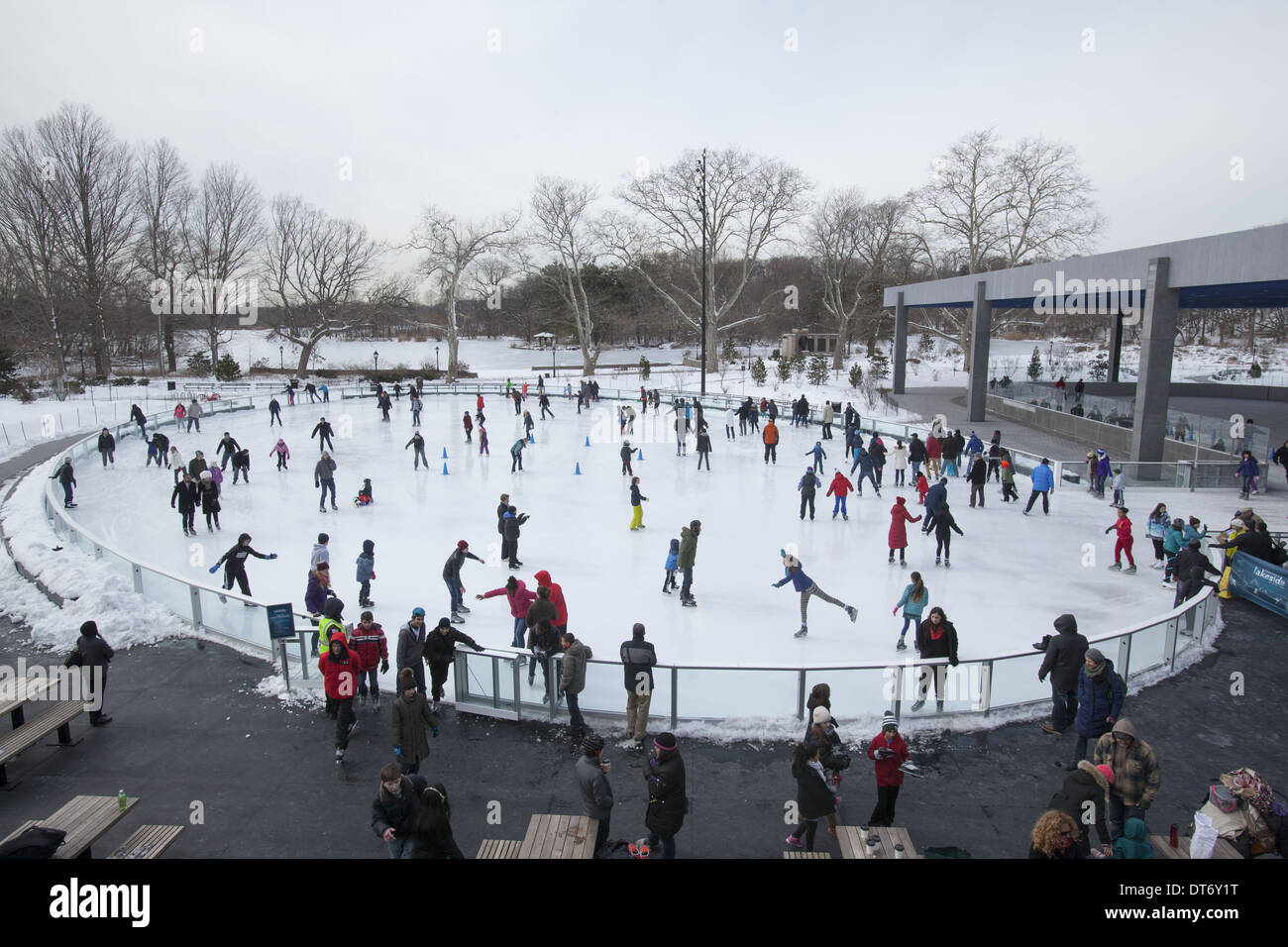 Menschen genieBen das Eislaufen im Prospect Park im neuen LeFrak Center am See im Jahr 2014 Stockfotografie Alamy
