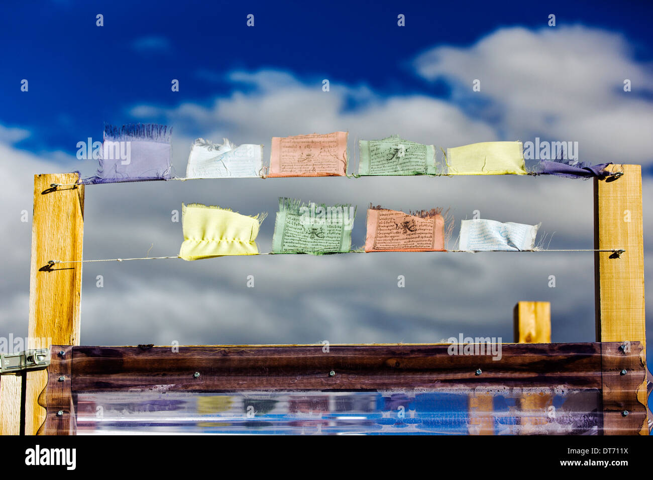 Traditionelle buddhistische Gebetsfahnen fliegen aufrecht an einem windigen Tag in Colorado Stockfoto