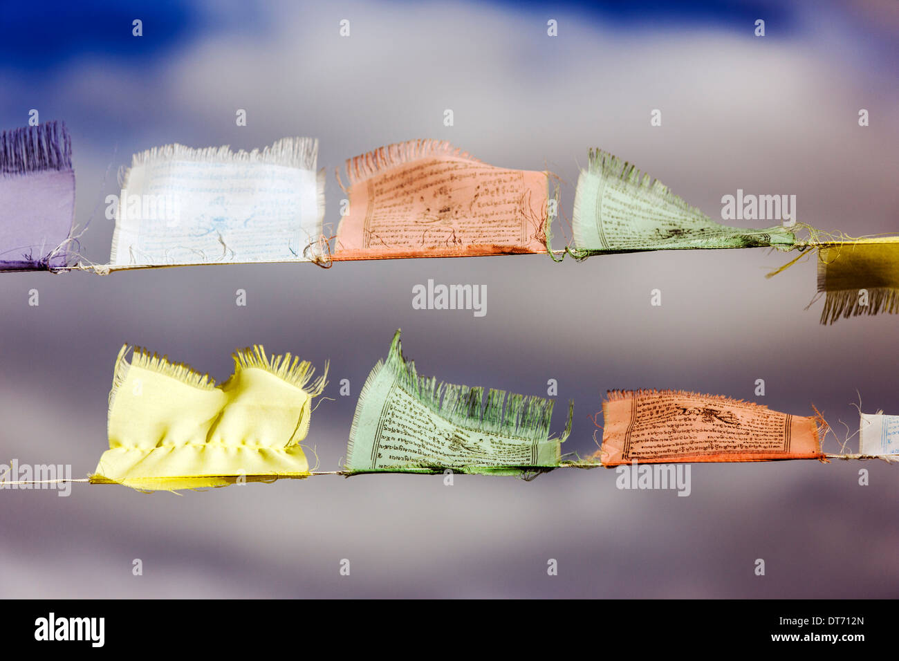 Traditionelle buddhistische Gebetsfahnen fliegen aufrecht an einem windigen Tag in Colorado Stockfoto