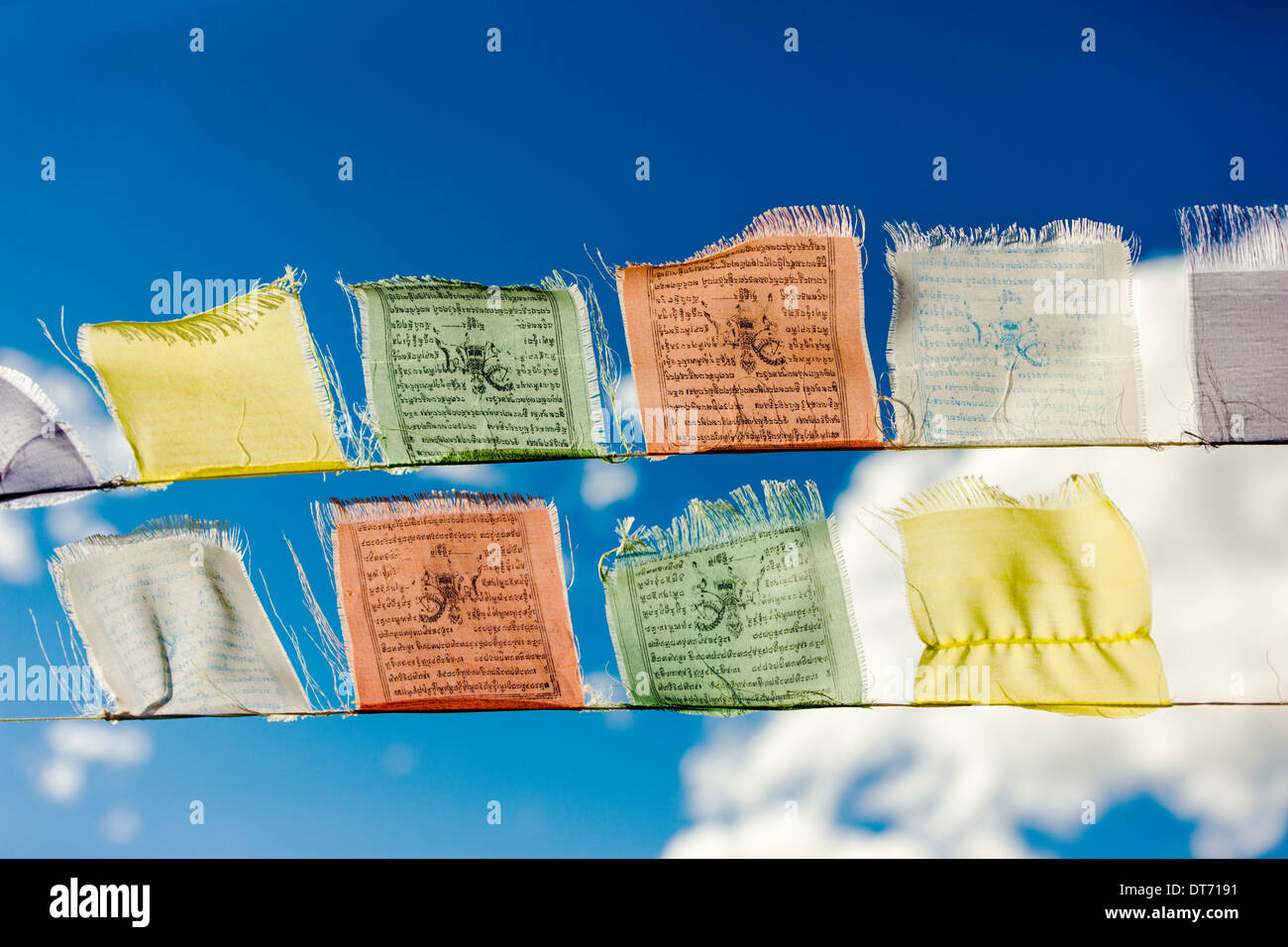 Traditionelle buddhistische Gebetsfahnen fliegen aufrecht an einem windigen Tag in Colorado Stockfoto