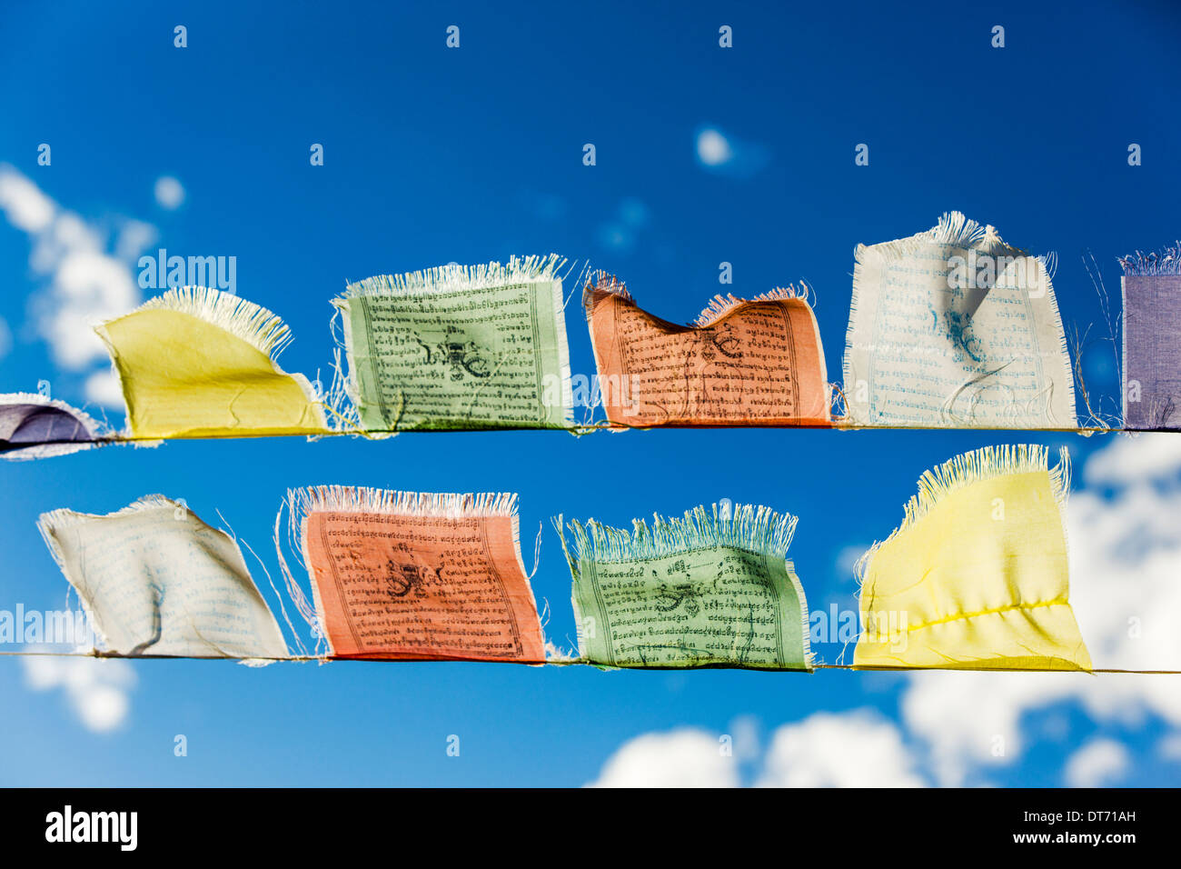 Traditionelle buddhistische Gebetsfahnen fliegen aufrecht an einem windigen Tag in Colorado Stockfoto
