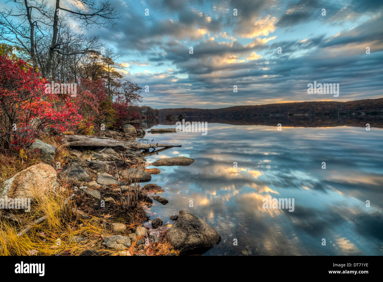 Herbst in Harriman State Park, New York State am See bei Sonnenaufgang Stockfoto