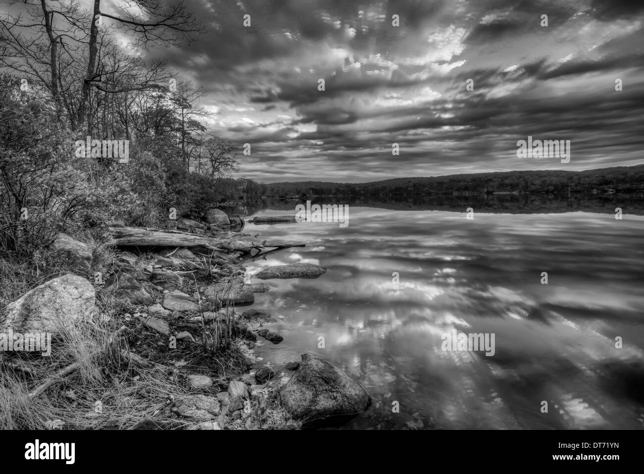 Herbst in Harriman State Park, New York State am See bei Sonnenaufgang Stockfoto