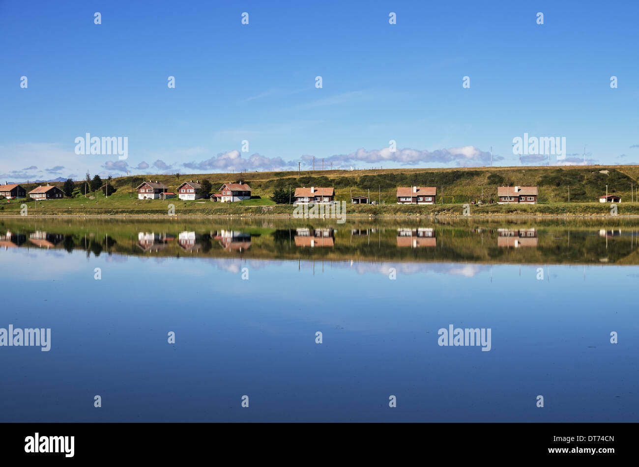 Haus-Reflexionen in Bahia Encerrado in Ushuaia, Argentinien Stockfoto