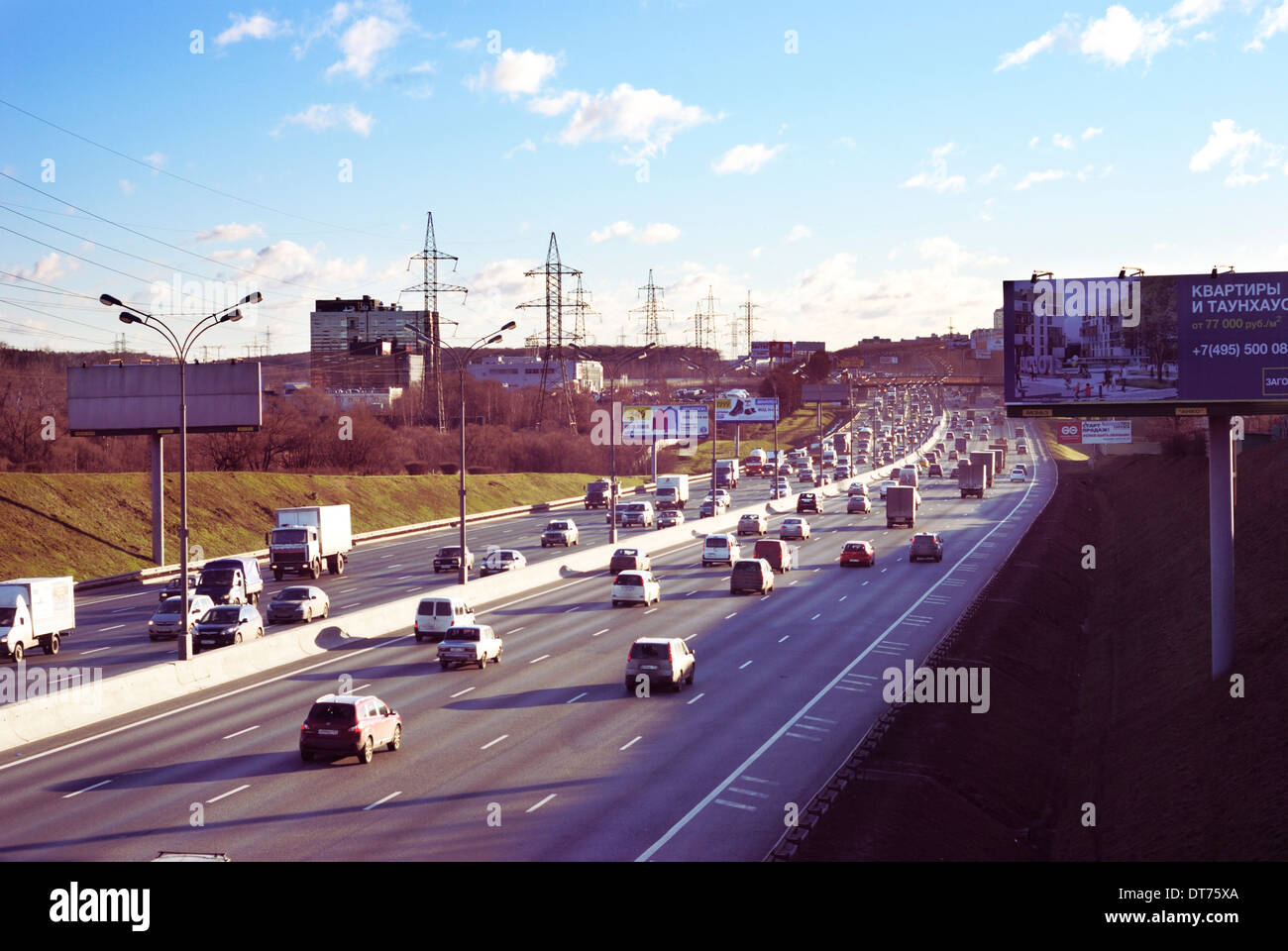 Verkehr auf einer Autobahn in Moskau Russland Stockfoto