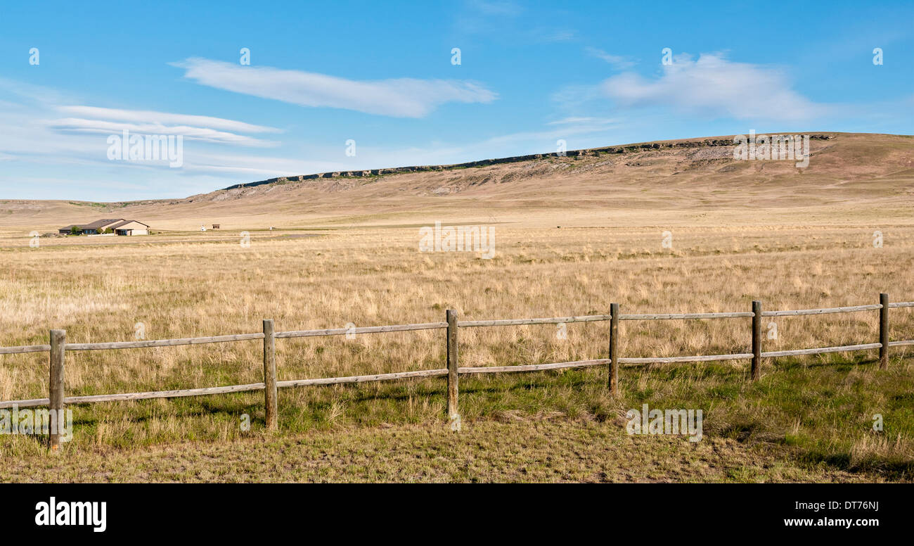 Montana, Ulm, erste Völker Buffalo Jump State Park Visitor Center, springen Klippe im Hintergrund Stockfoto