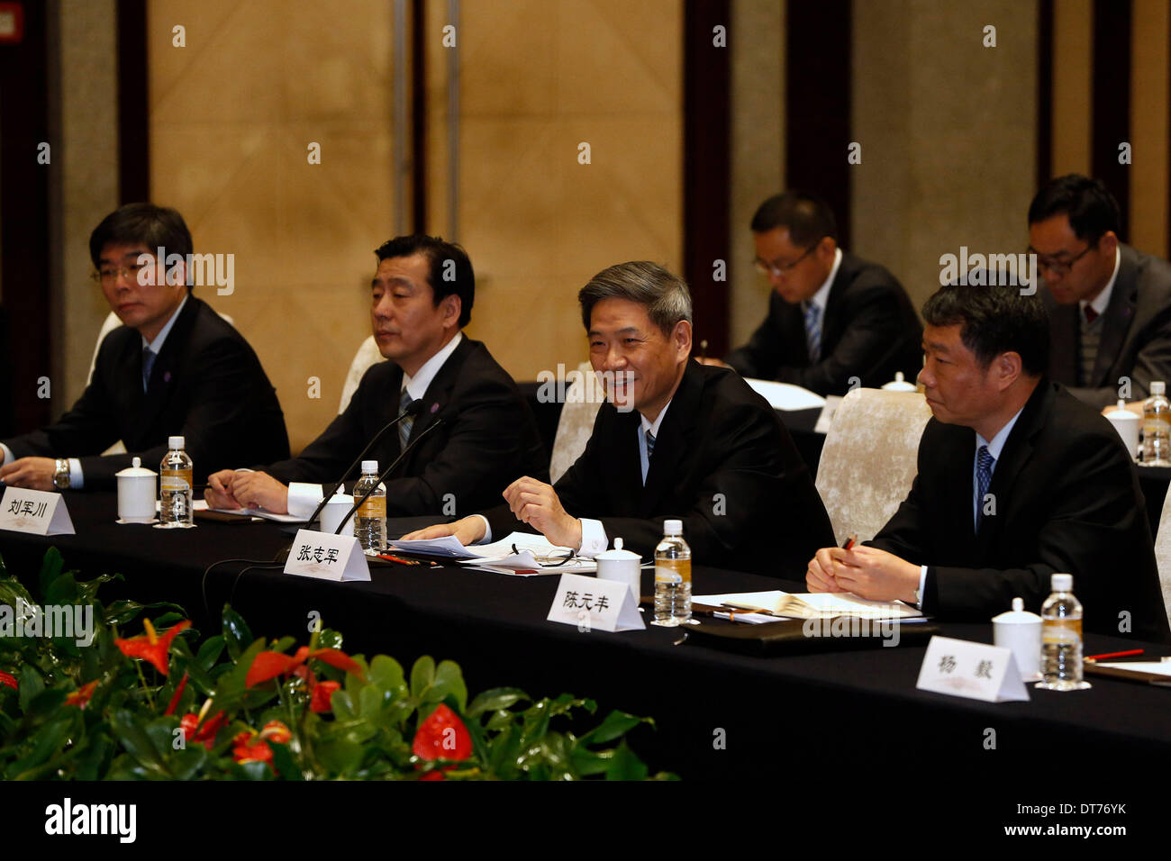 Nanjing, China Jiangsu Provinz. 11. Februar 2014. Zhang Zhijun (2. R Front), Leiter des State Council Taiwan Affairs Office liefert eine Eröffnungsrede während die formelle Sitzung mit Wang Yu-Chi (nicht abgebildet), Taiwans Festland Angelegenheiten Chef, in Nanjing, der Hauptstadt der ostchinesischen Provinz Jiangsu, 11. Februar 2014. Das chinesische Festland und Taiwan Chef Beamten, die für Cross-Strait Angelegenheiten trafen hier auf Februar 11 Nachmittag zum ersten Mal seit 1949. © Shen Bohan/Xinhua/Alamy Live-Nachrichten Stockfoto