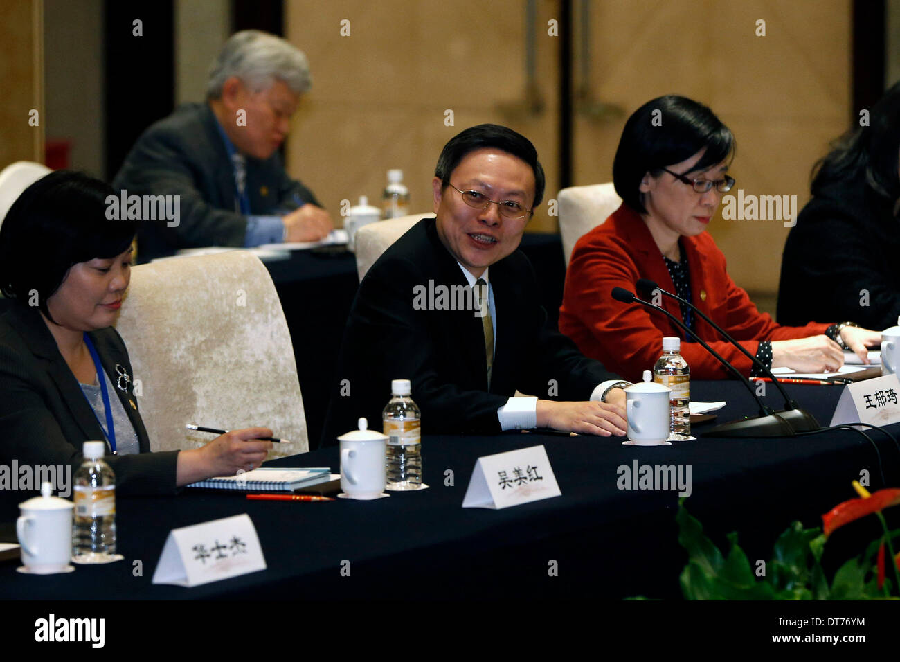 Nanjing, China Jiangsu Provinz. 11. Februar 2014. Wang Yu-Chi (C Front), Taiwans Festland-Angelegenheiten-Chef, liefert eine Eröffnungsrede bei der formellen Treffen mit Zhang Zhijun (nicht abgebildet), Leiter des State Council Taiwan Affairs Office in Nanjing, der Hauptstadt der ostchinesischen Provinz Jiangsu, 11. Februar 2014. Das chinesische Festland und Taiwan Chef Beamten, die für Cross-Strait Angelegenheiten trafen hier auf Februar 11 Nachmittag zum ersten Mal seit 1949. © Shen Bohan/Xinhua/Alamy Live-Nachrichten Stockfoto