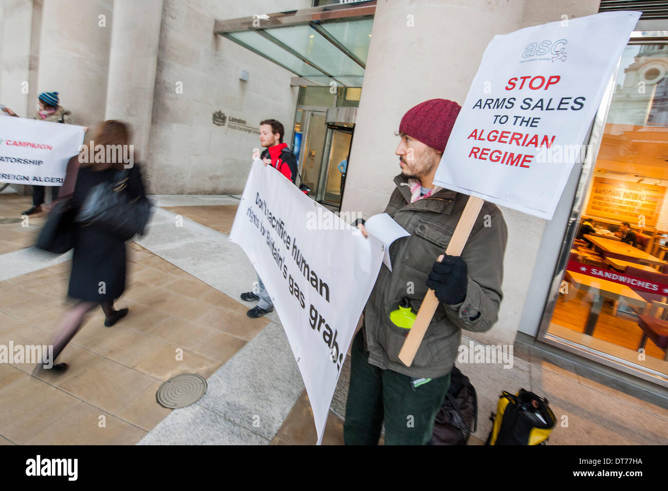 London, UK. 11. Februar 2014. Menschenrechte Demonstranten aus Algerien Solidarität-Kampagne (ASC) sammeln außerhalb der Londoner Börse zu sensibilisieren, wie sie es nennen, "die repressive algerische Regime" und seine Verbindungen mit mächtigen multinationalen Unternehmen wie BP, die scharf auf seine Gas Reserven. Innen gibt es eine Business-Konferenz – der algerischen Investor Fenster-Demonstranten hoffen, Fragen der "Britischen Absprachen mit einem repressive und korrupte Regime wegen Geschäftsinteressen und Sicherung fossilen Brennstoffen" mit den Teilnehmern zu markieren. Bildnachweis: Guy Bell/Alamy Live-Nachrichten Stockfoto