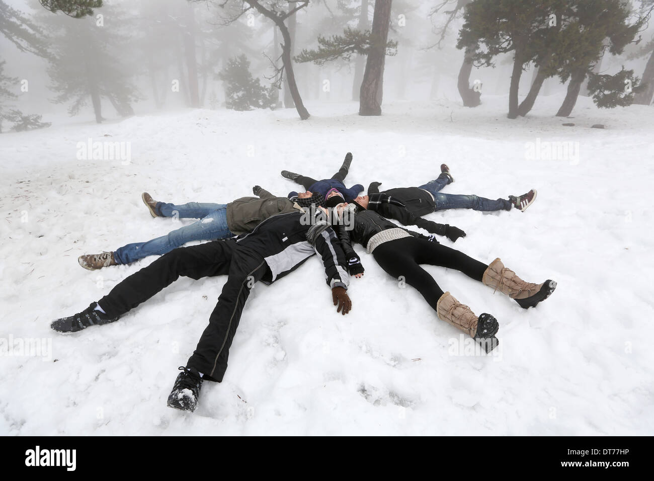 Menschen liegen auf Schnee im Winter nebligen Tag im Zypern-Berg Troodos. Stockfoto