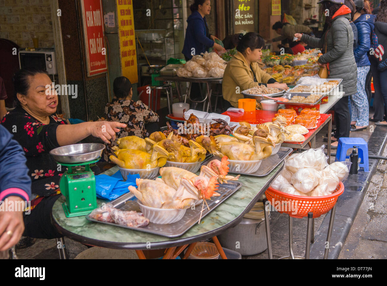 Geflügel wird zubereitet und verkauft an einer Straßenecke Markt i Hanoi, Vietnam. Stockfoto