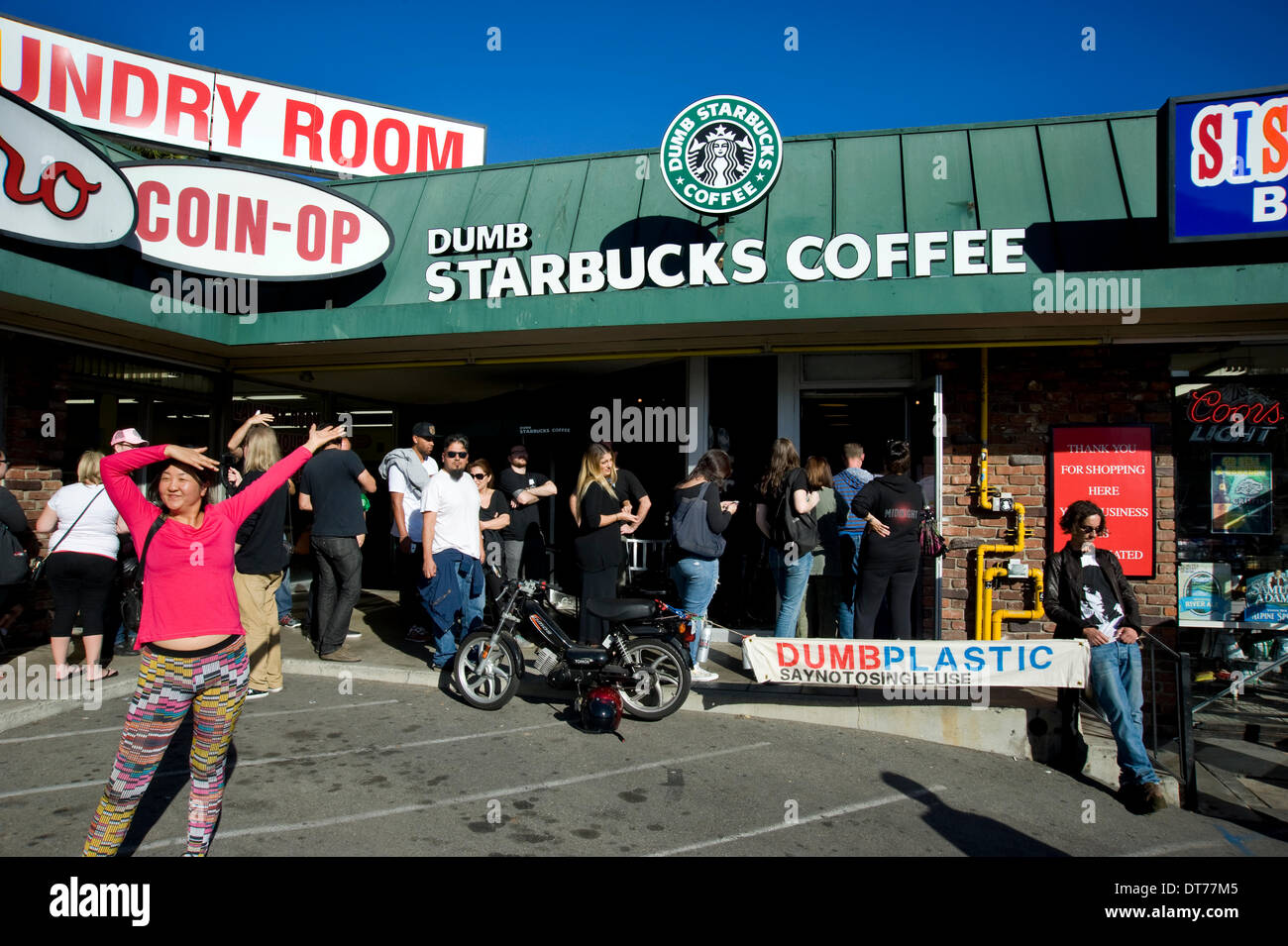Los Angeles, Kalifornien, USA. 10. Februar 2014. 10. Februar 2014. Dumme Starbucks in Los Angeles Kalifornien zieht eine Menge kostenlos Kaffee. Bildnachweis: Robert Landau/Alamy Live-Nachrichten Stockfoto