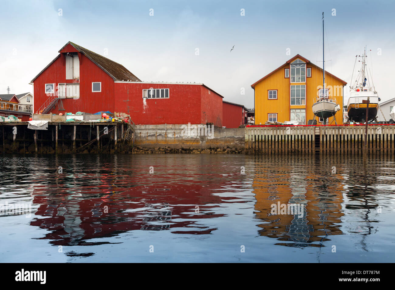 Rote und gelbe Küsten Holzhäuser im norwegischen Fischerdorf Stockfoto