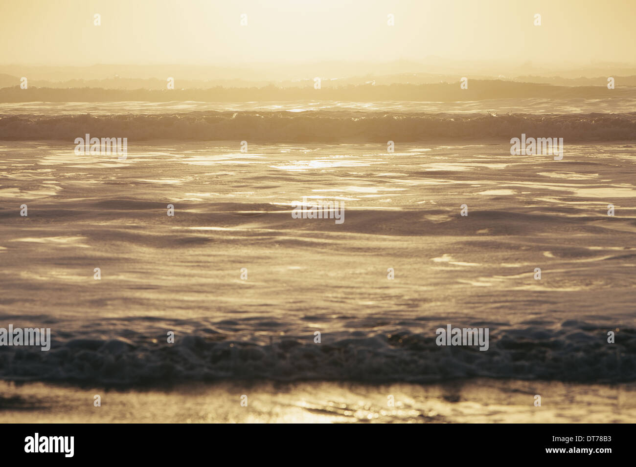 Seenlandschaft in der Abenddämmerung, Wellen am Ufer brechen. Gezeitenzone. Vor der Küste des Olympic National Park in Washington, USA Stockfoto