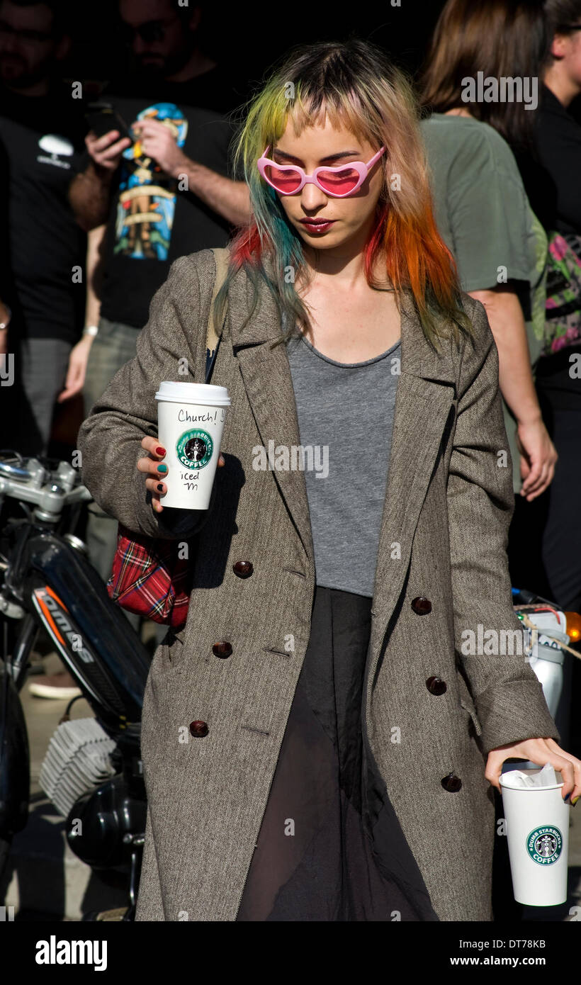 Los Angeles, Kalifornien, USA. 10. Februar 2014. Dumme Starbucks in Los Angeles Kalifornien zieht eine Menge kostenlos Kaffee. Bildnachweis: Robert Landau/Alamy Live-Nachrichten Stockfoto